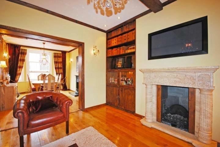 Apartment Gilbert Street London