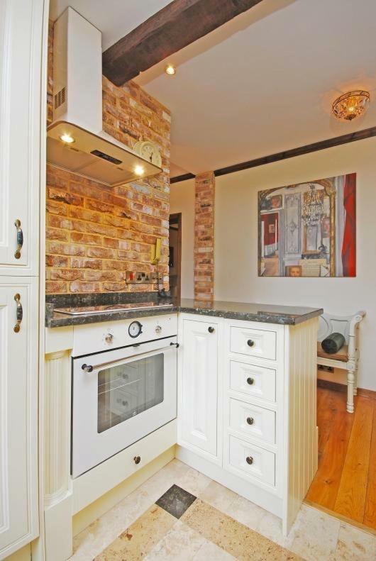Gilbert Street Apartment *